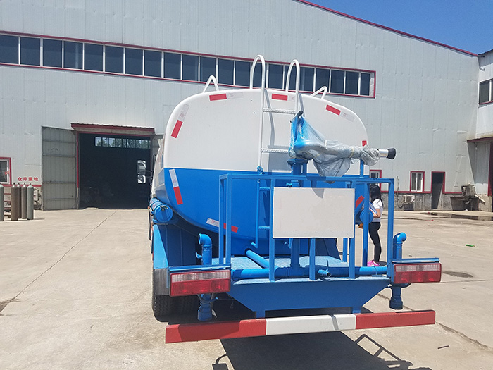 water sprinkler truck2.jpg